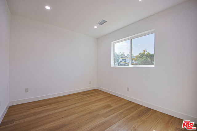 954 N Kingsley Drive, Los Angeles CA: https://media.crmls.org/mediaz/3211b3de-ec01-4f38-b5be-dbb13379bc3c.jpg