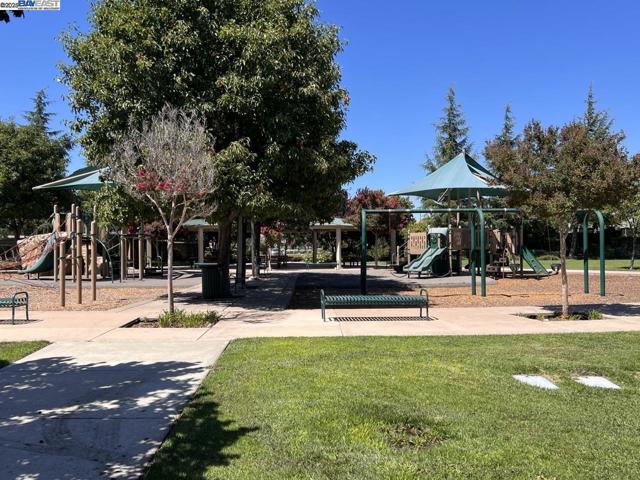 1178 Tropicana Ln, Brentwood CA: https://media.crmls.org/mediaz/3211cc53-2f45-4683-b57a-2ab8c68bbaed.jpg