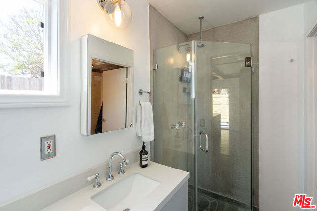 2311 Glencoe Avenue, Venice CA: https://media.crmls.org/mediaz/3211d937-5ab9-4da7-9f89-4ddd25cf28ec.jpg