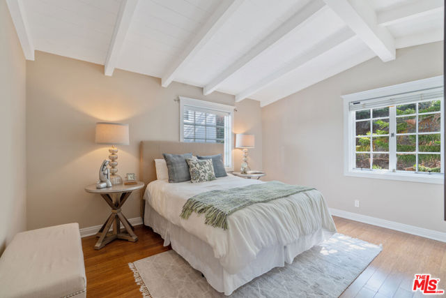 3564 Summerfield Drive, Sherman Oaks CA: https://media.crmls.org/mediaz/3211dd9d-a855-44a7-8105-4b781beb1bfe.jpg