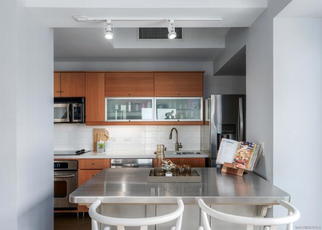 350 W Ash St, San Diego CA: https://media.crmls.org/mediaz/3211fcf9-6bb2-40b4-8630-ed02ae8b7385.jpg