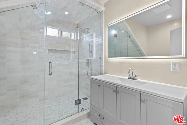 5317 Angeles Vista Boulevard, View Park CA: https://media.crmls.org/mediaz/3212f22c-eeb1-4c9b-ab03-ad0c22101e03.jpg