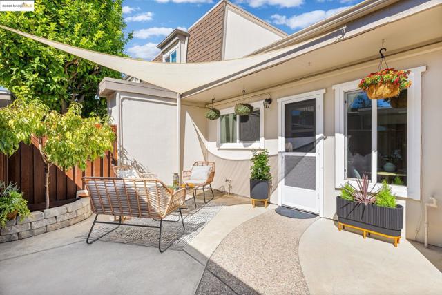 1515 Schenone Ct, Concord CA: https://media.crmls.org/mediaz/32130a91-aadb-4e90-a284-6d5fef8ecba0.jpg