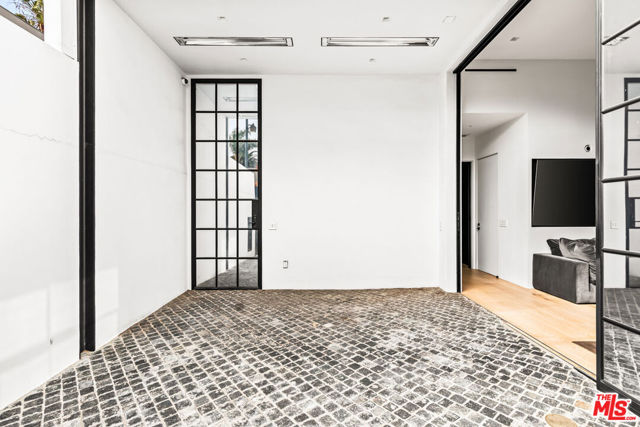 1346 Abbot Kinney Boulevard, Venice CA: https://media.crmls.org/mediaz/3214cd14-1d2b-40c3-94a0-381b26d4493b.jpg