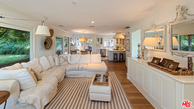 10900 Terryview Drive, Studio City CA: https://media.crmls.org/mediaz/32153b5b-1ad2-4540-9f44-f8ec11772ecd.jpg