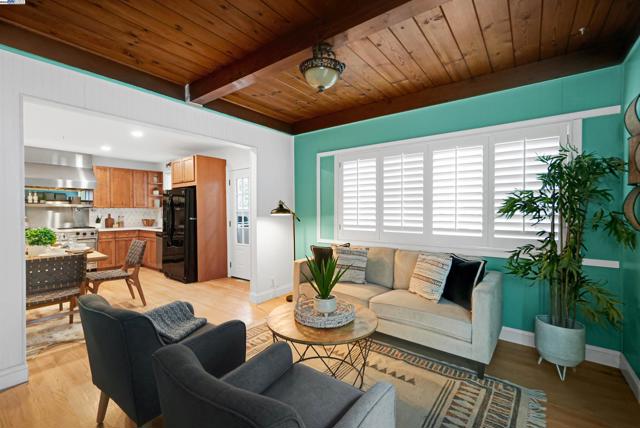 3908 Archmont Pl, Oakland CA: https://media.crmls.org/mediaz/3215890b-a7a6-4388-9b05-5d6e3c98de8d.jpg