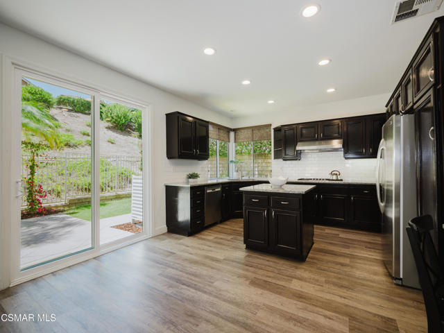 3185 Clarita Court, Thousand Oaks CA: https://media.crmls.org/mediaz/32158d92-0a98-4872-b5ca-5157dbcbccf8.jpg