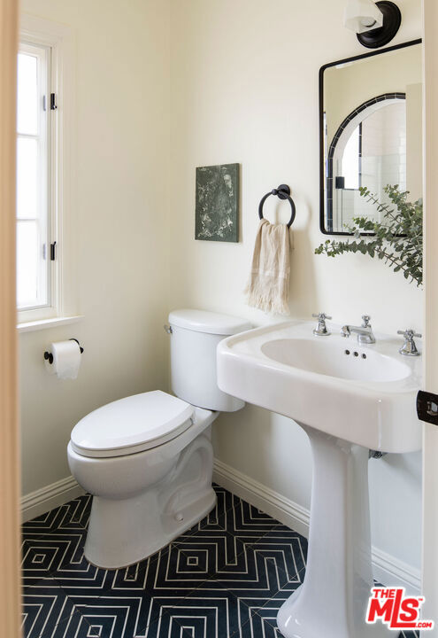 2248 Kenilworth Avenue, Los Angeles CA: https://media.crmls.org/mediaz/3215dd48-5401-4497-b62e-8910481af06a.jpg