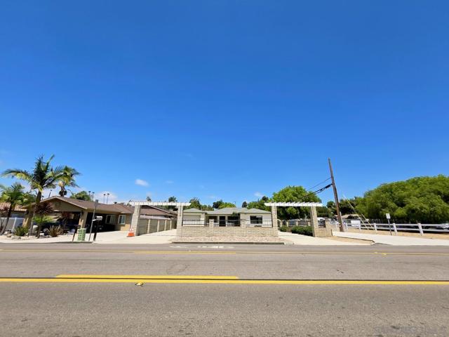 5361 Central Ave, Bonita CA: https://media.crmls.org/mediaz/3215e311-fabd-414f-8754-0c46406155af.jpg