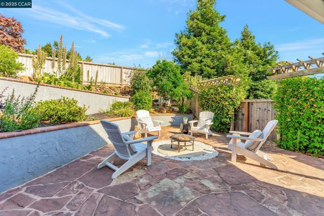 300 Saint Augustine Ct, Benicia CA: https://media.crmls.org/mediaz/321685c1-743c-477c-8f16-5a91732d040f.jpg