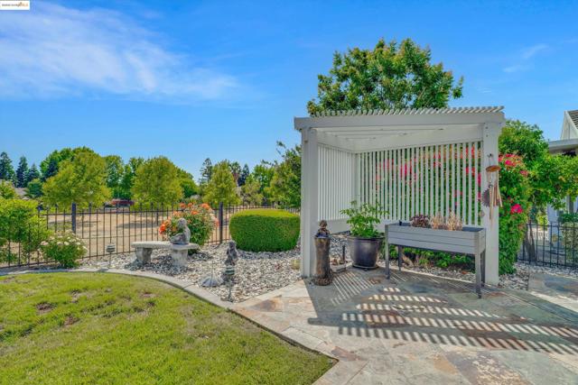 540 Central Park Pl, Brentwood CA: https://media.crmls.org/mediaz/3216872a-f4c4-4d91-8667-7e61b0e7161b.jpg