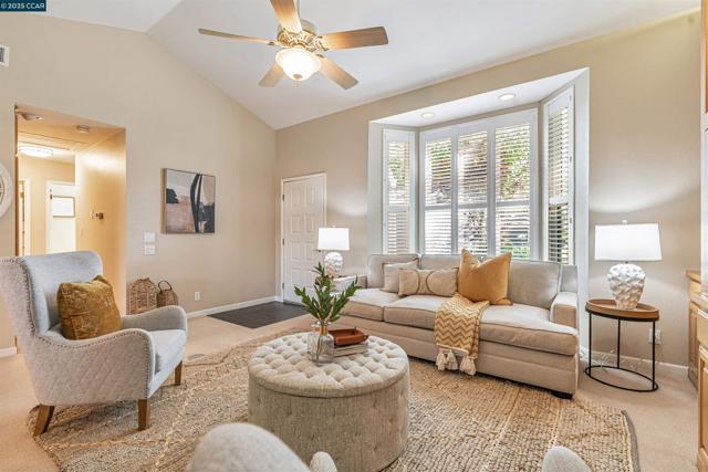812 Royal Ann Ln, Concord CA: https://media.crmls.org/mediaz/32168a04-6b52-4065-963a-774c9541a373.jpg