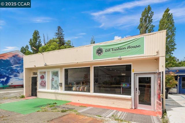 4955 Appian Way, El Sobrante CA: https://media.crmls.org/mediaz/3216c558-4ac6-4754-814f-f78bc3761b2c.jpg