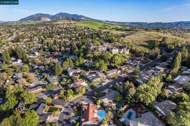 3710 Northridge Dr, Concord CA: https://media.crmls.org/mediaz/3216eba4-c083-42b3-94b6-792a7d5b0d39.jpg