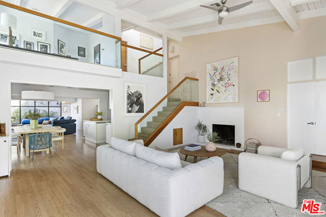 3820 Broadlawn Drive, Los Angeles CA: https://media.crmls.org/mediaz/321708a1-cb05-4aa5-9fad-0012585315d0.jpg