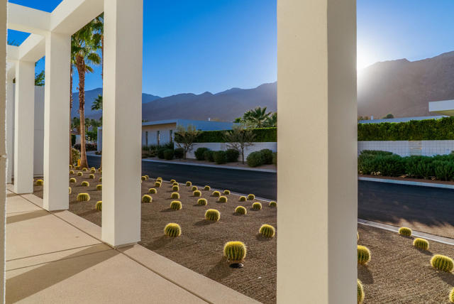 3088 Linea Terrace, Palm Springs CA: https://media.crmls.org/mediaz/32171c25-a18e-4b9a-b994-2de97f41f133.jpg
