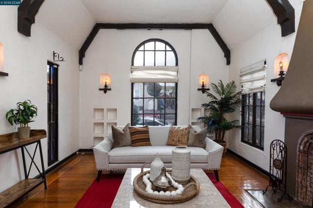 2600 55Th Ave, Oakland CA: https://media.crmls.org/mediaz/32172bed-12ae-4aa6-8bb1-a0b5a6c10757.jpg