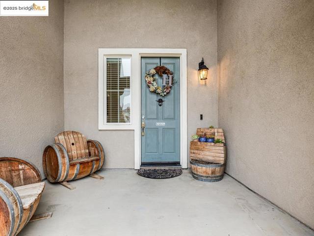 10 Da Vinci Ct, Oakley CA: https://media.crmls.org/mediaz/3217a267-0214-4b03-8af3-6074e7161609.jpg