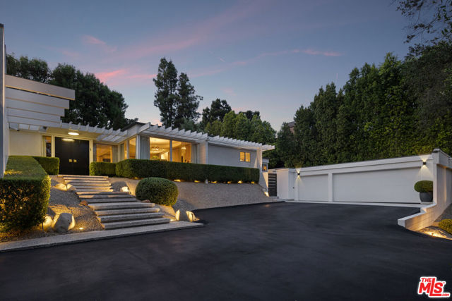 16745 Bosque Drive, Encino CA: https://media.crmls.org/mediaz/3217f316-405b-49b4-b78e-c98764484396.jpg