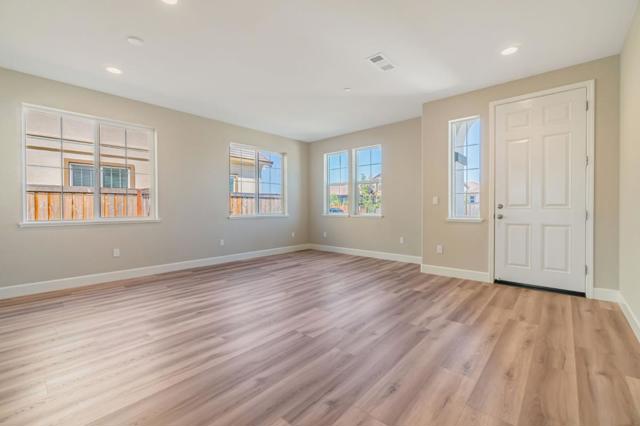533 Kingbird Circle, Vacaville CA: https://media.crmls.org/mediaz/32180b84-a90c-4ade-a381-a15da26f47c1.jpg