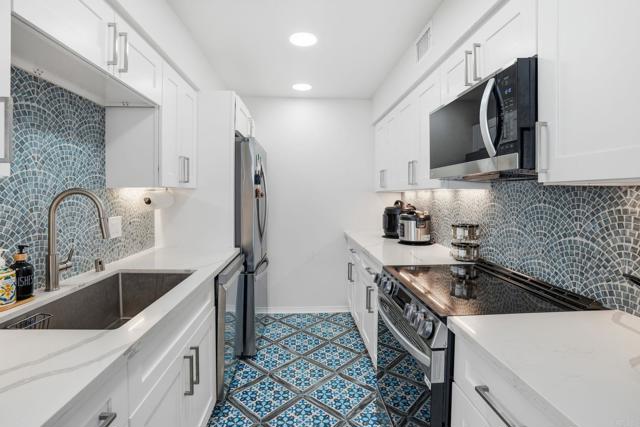 Detail Gallery Image 8 of 32 For 1730 Avenida Del Mundo #502,  Coronado,  CA 92118 - 2 Beds | 2 Baths