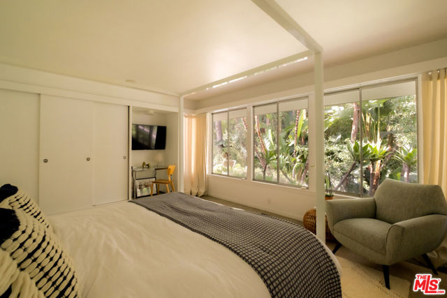 2246 Chelan Place, Los Angeles CA: https://media.crmls.org/mediaz/3218f79f-e4a1-4663-a5a6-3235cc859b2a.jpg