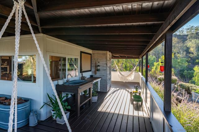 23898 Crown Hill Ln, Escondido CA: https://media.crmls.org/mediaz/3219cef6-842c-44ab-9e1c-33d7453b28d4.jpg