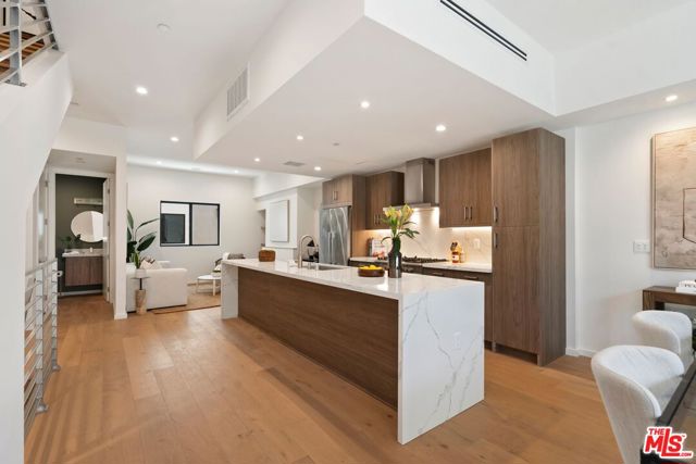 3809 S Verona Court, Los Angeles CA: https://media.crmls.org/mediaz/321a7215-0c91-416c-9e53-3bf872357413.jpg