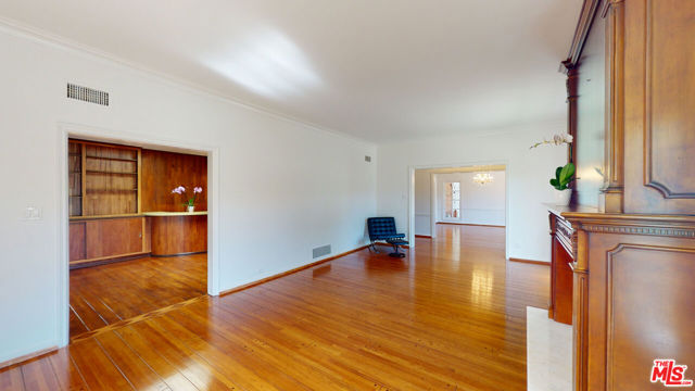 525 N Rexford Drive, Beverly Hills CA: https://media.crmls.org/mediaz/321b6a1a-3a99-4738-8595-d127045b5bc5.jpg