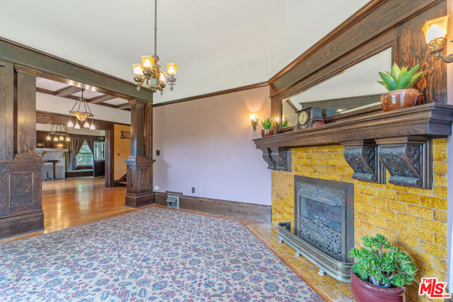 1049 Elden Avenue, Los Angeles CA: https://media.crmls.org/mediaz/321b74bd-1a53-4afd-b72f-f1f68df39d1f.jpg