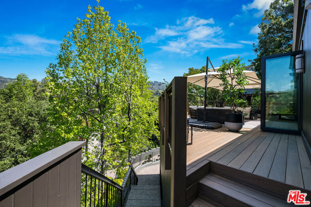 3000 Cornwall Drive, Glendale CA: https://media.crmls.org/mediaz/321be290-40db-4389-bf38-5149a6e191aa.jpg