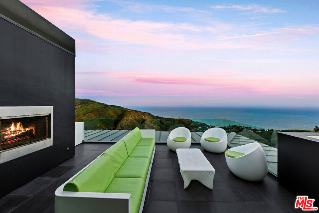 https://media.crmls.org/mediaz/321c775f-346b-4461-9205-9a473e6e9204.jpg?preset=X-Large