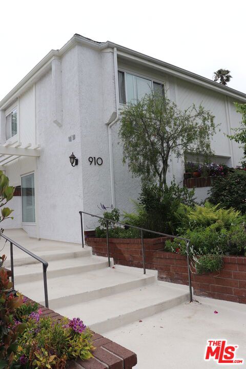 910 19th Street, Santa Monica CA: https://media.crmls.org/mediaz/321cd9d7-caf3-404b-af53-58847e887cc7.jpg