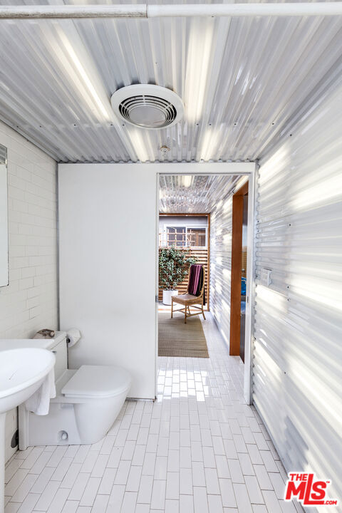 745 Navy Street, Santa Monica CA: https://media.crmls.org/mediaz/321e156a-d54b-43c0-a906-44c045d55bd8.jpg