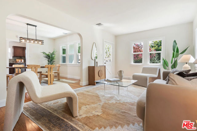 913 N Clybourn Avenue, Burbank CA: https://media.crmls.org/mediaz/321e267d-26a4-4f04-96cc-a9d42e5bc3e6.jpg