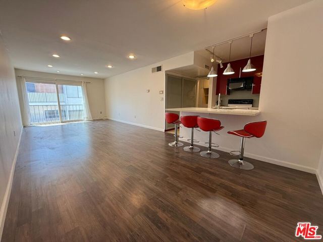 5257 Radford Avenue, Valley Village CA: https://media.crmls.org/mediaz/321e873f-b874-448f-883e-f1a8fda91f84.jpg