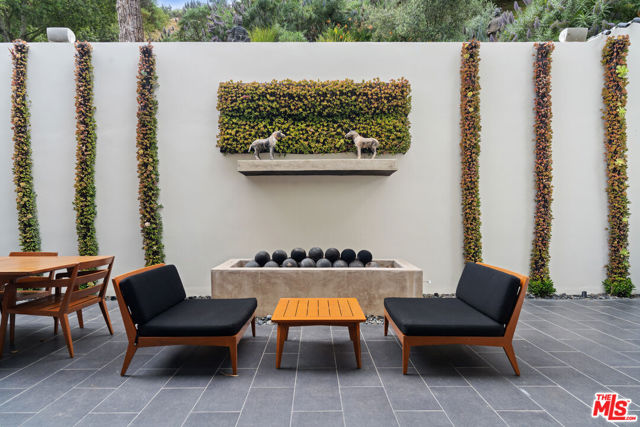 2207 Bowmont Drive, Beverly Hills CA: https://media.crmls.org/mediaz/321e8e97-1f20-41d2-9556-831cb5a95879.jpg