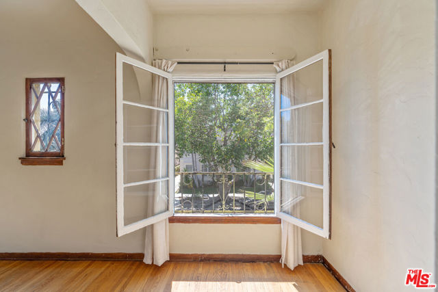 458 N Genesee Avenue, Los Angeles CA: https://media.crmls.org/mediaz/321f1816-256d-492f-945a-31415923edee.jpg