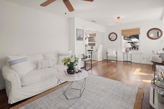 950 Olive Ave, Coronado CA: https://media.crmls.org/mediaz/321f56d4-39df-431a-9934-70dd8304b58c.jpg