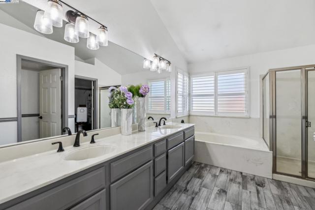 1005 Wood Thrush Ln, Tracy CA: https://media.crmls.org/mediaz/321fcfd2-75ec-4005-b6fe-88a48bc2fa7a.jpg