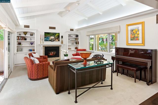 2142 Deer Oak Way, Danville CA: https://media.crmls.org/mediaz/321ff5b7-2c66-466c-bc63-de5a69a54a05.jpg