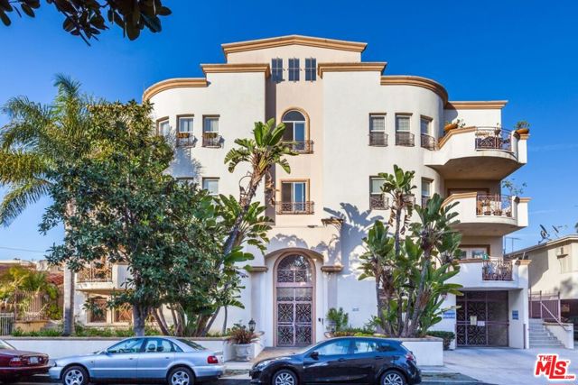 1862 S Bentley Avenue, Los Angeles CA: https://media.crmls.org/mediaz/32208d22-1243-472c-a1d0-ab3e3f873d00.jpg