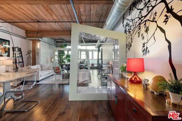 530 S Hewitt Street, Los Angeles CA: https://media.crmls.org/mediaz/3220c5b6-4729-4df3-9413-1d851153c41f.jpg