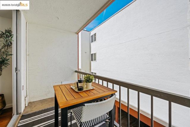 250 Whitmore St, Oakland CA: https://media.crmls.org/mediaz/3220ddbc-650a-401a-af2b-dd56b9328118.jpg