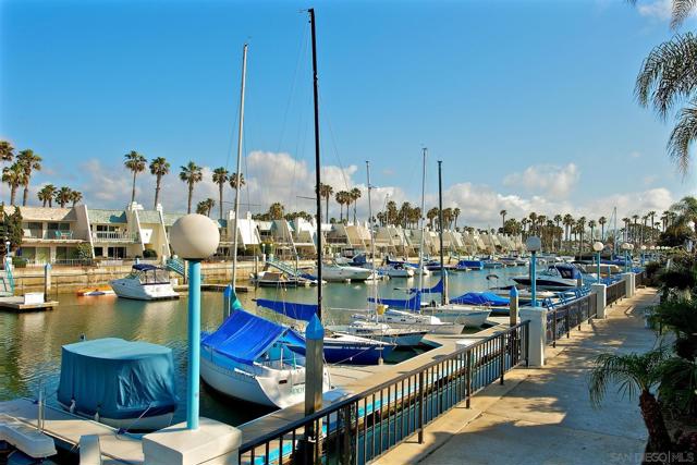 9 Catpaw Cape, Coronado CA: https://media.crmls.org/mediaz/3221c727-49f3-4866-87b3-4bd75a764a7d.jpg