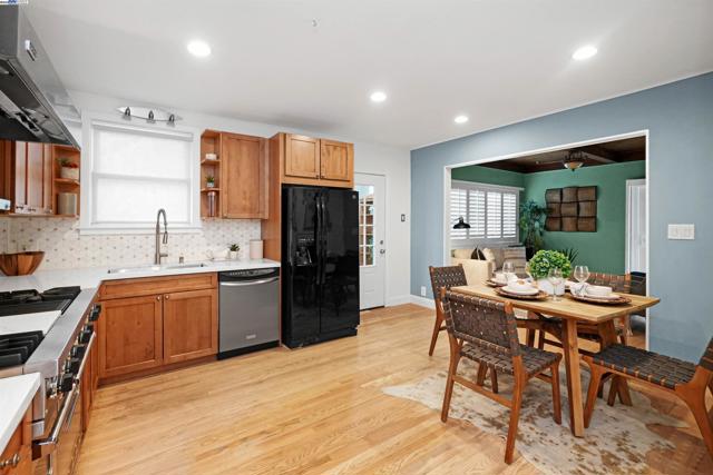 3908 Archmont Pl, Oakland CA: https://media.crmls.org/mediaz/3221dd40-cd63-4c50-a3eb-139636996115.jpg