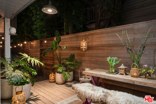 729 Superba Avenue, Venice CA: https://media.crmls.org/mediaz/32229740-8c8f-428c-a2dc-40e122f6b9e5.jpg