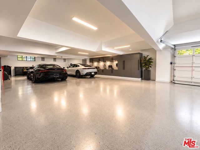 8 Oakmont Drive, Los Angeles CA: https://media.crmls.org/mediaz/3222cf85-3df8-4793-ae1c-2a5a20a2e10b.jpg