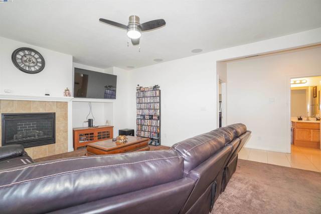5018 Southport Ct, Antioch CA: https://media.crmls.org/mediaz/32235197-7f4a-46ea-aa51-88315c6b390c.jpg