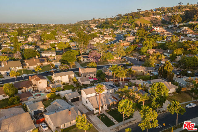 3820 S Burnside Avenue, Los Angeles CA: https://media.crmls.org/mediaz/3223db92-2955-4330-b16d-96a003a08b00.jpg